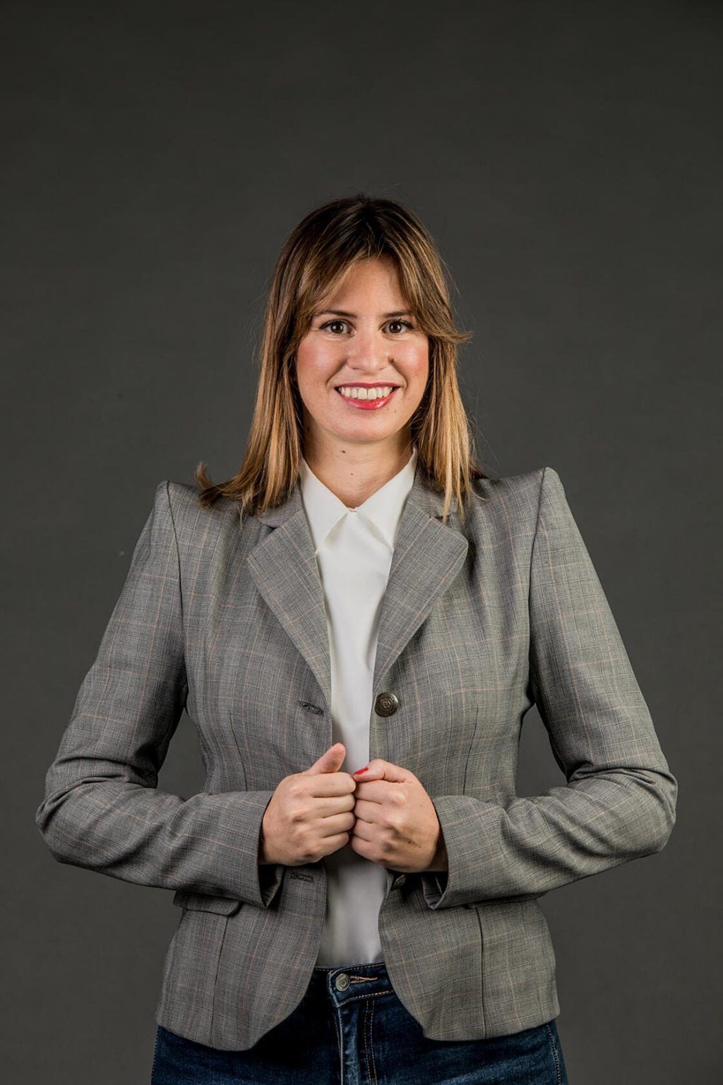 La chaqueta con hombreras imprescindible para este 2021 - Gastronomía y Moda