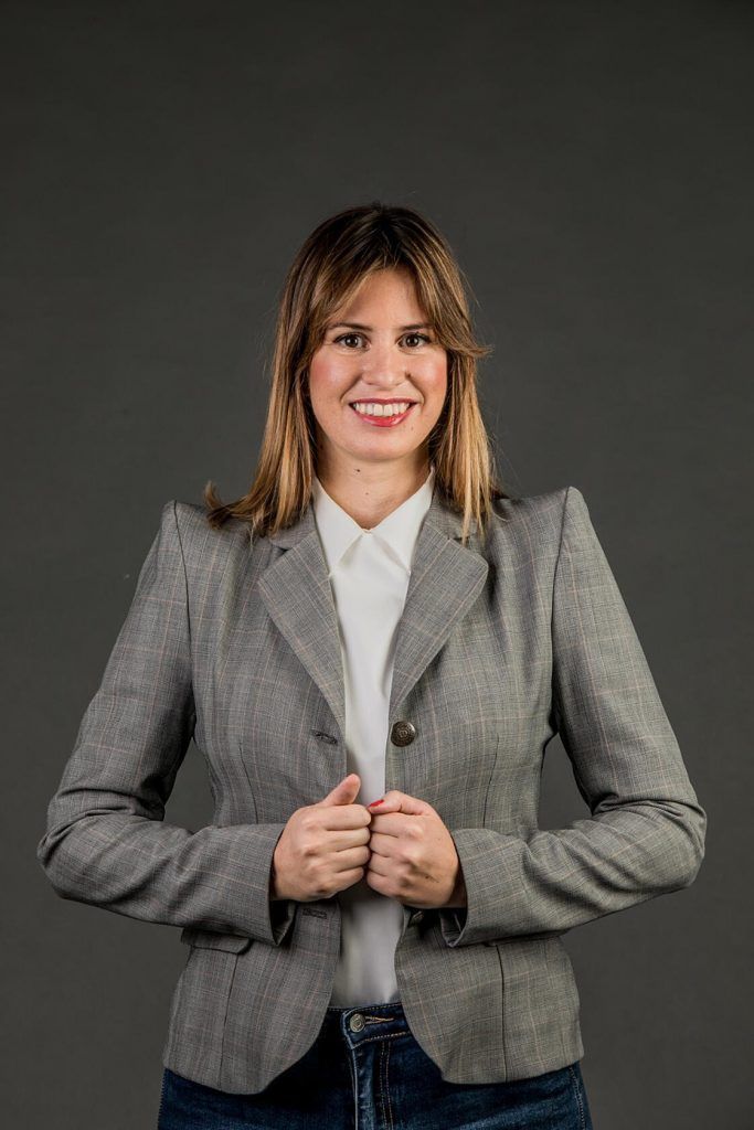 La chaqueta con hombreras imprescindible para este 2021 - Gastronomía y Moda
