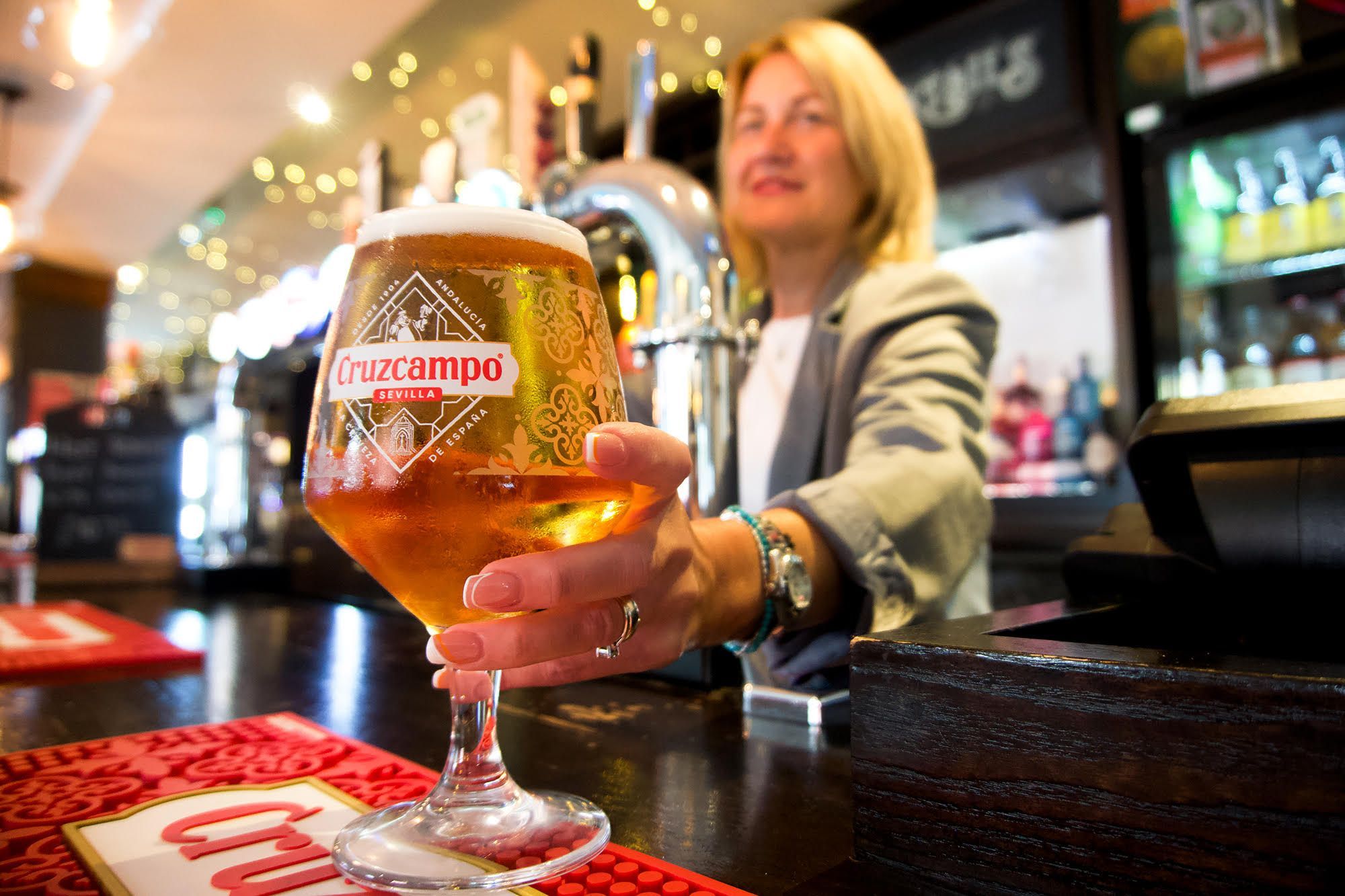 Cruzcampo bate récords en el Reino Unido acompañado de la campaña ‘Choose to Cruz’ - Gastronomía y Moda