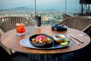 Riu Plaza Guadalajara inaugura una experiencia de vértigo en su nuevo 360º Rooftop de la planta 41 - Gastronomía y Moda