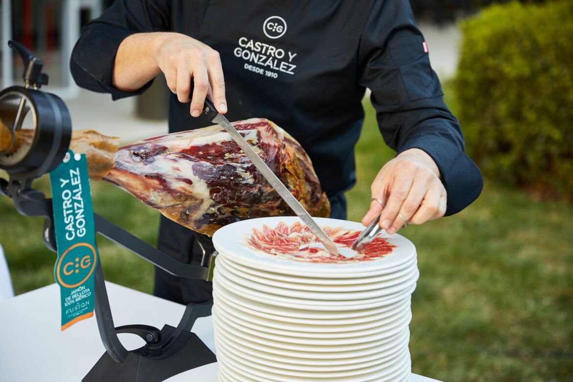 Castro y González, jamón oficial de la Gala Macarfi 2026 Castro y González, jamón oficial de la Gala Macarfi 2026 - Gastronomía y Moda