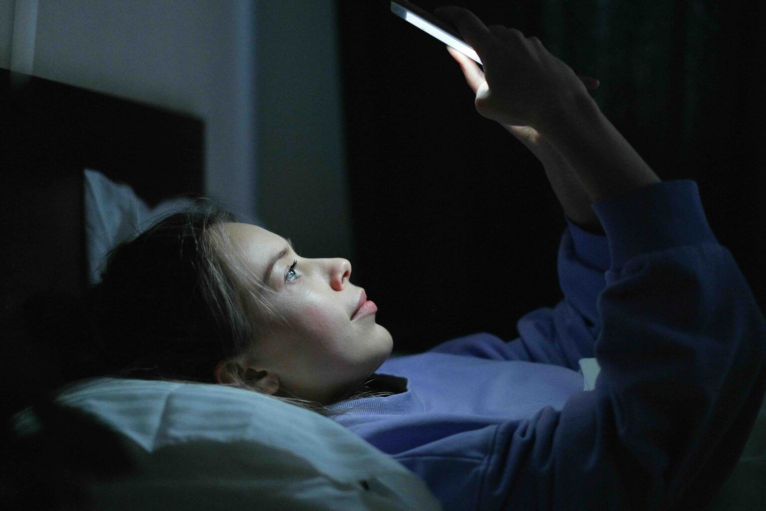 La adicción silenciosa que preocupa a psicólogos y familias: crece el uso problemático de móviles y redes sociales entre menores en España - Gastronomía y Moda