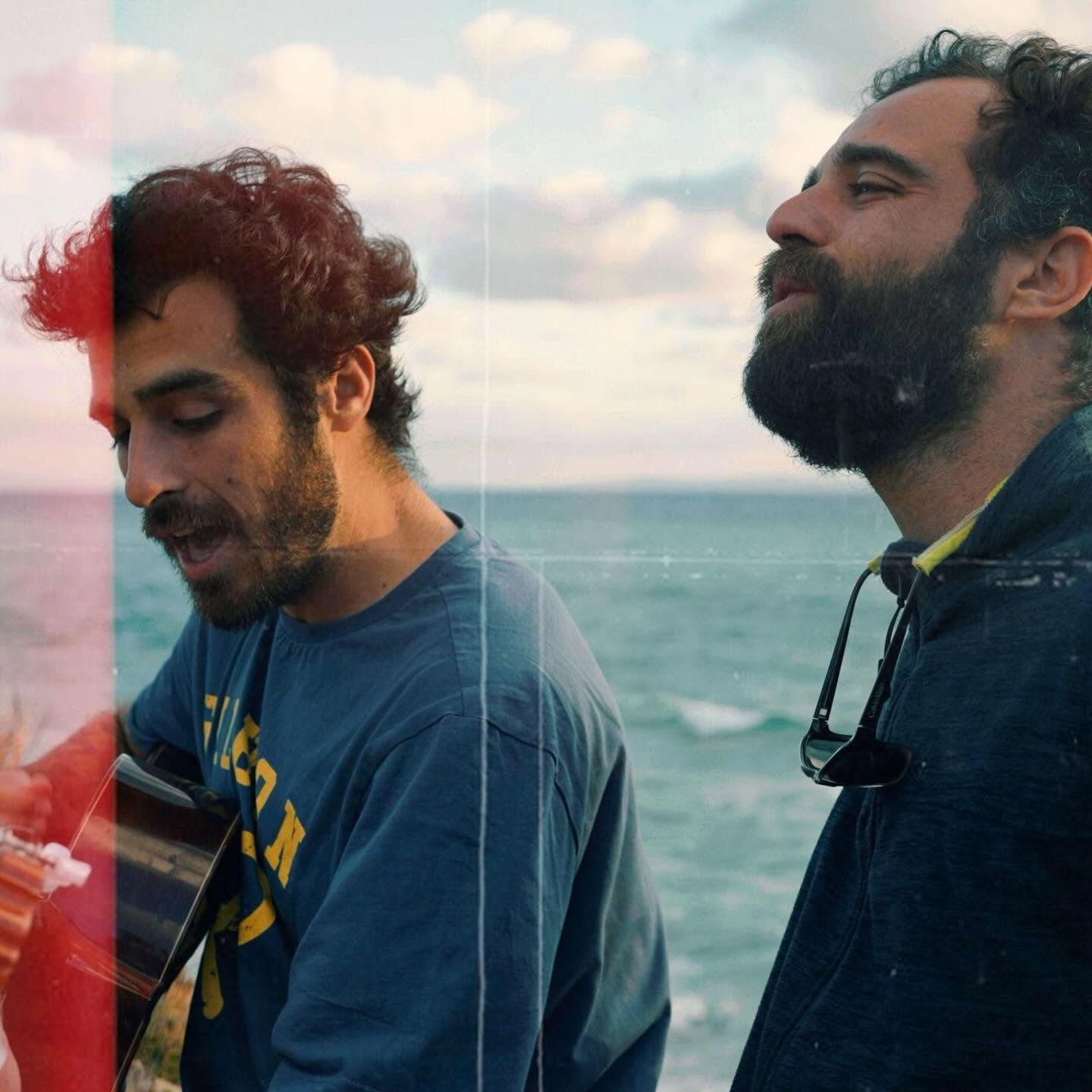 Mi hermano y yo, el dúo sevillano nacido en un viaje a la India, actuará en La Movida Sound de Barbate este mes de agosto - Gastronomía y Moda