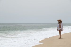 Una experta desmonta los grandes mitos del verano: la vitamina C sí puede usarse por la mañana si está bien formulada - Gastronomía y Moda
