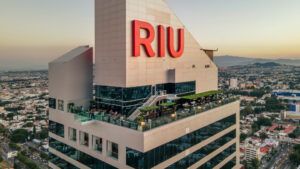 Riu Plaza Guadalajara inaugura una experiencia de vértigo en su nuevo 360º Rooftop de la planta 41 - Gastronomía y Moda