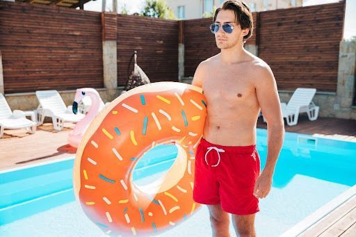 Del afterwork a la escapada foodie: así se llevan los pantalones cortos de hombre este verano 2025 - Gastronomía y Moda