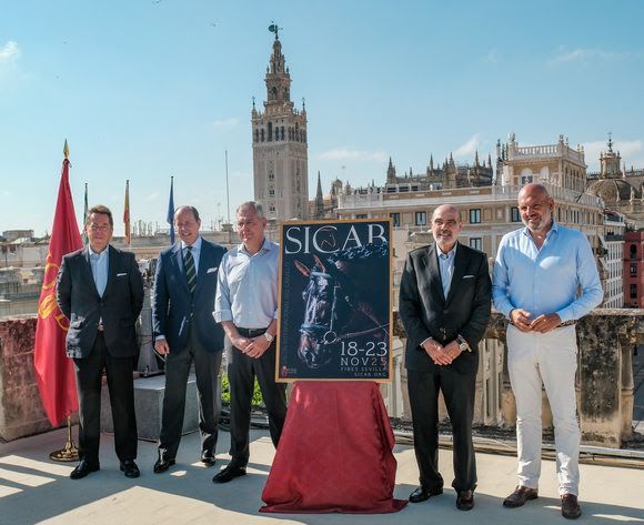 Un primer plano de la cabeza de un caballo de Pura Raza Española, ante el cartel de SICAB 2025 - Gastronomía y Moda