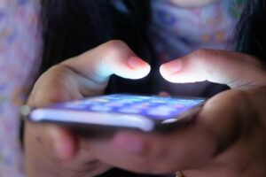 La adicción silenciosa que preocupa a psicólogos y familias: crece el uso problemático de móviles y redes sociales entre menores en España - Gastronomía y Moda