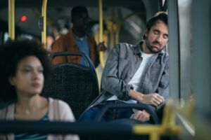 La distancia al trabajo afecta al 62 % de los españoles y condiciona la fidelización del talento - Gastronomía y Moda
