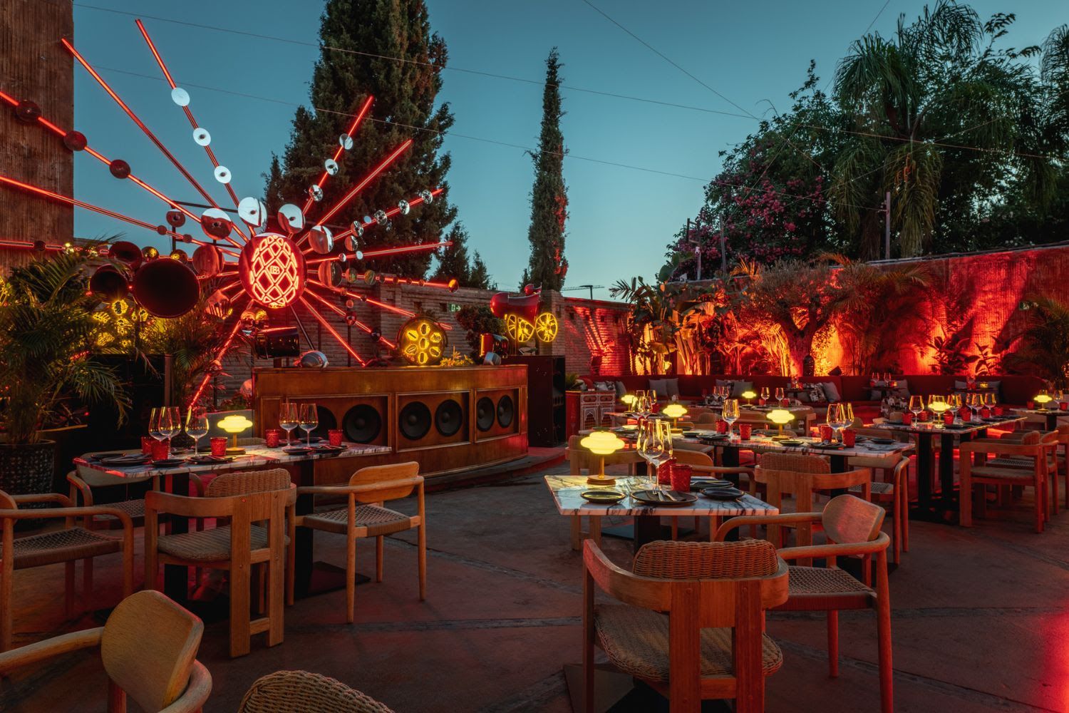 Bonbonniere Marbella reinventa las noches de verano con un restaurante donde la cena se alarga hasta el amanecer - Gastronomía y Moda