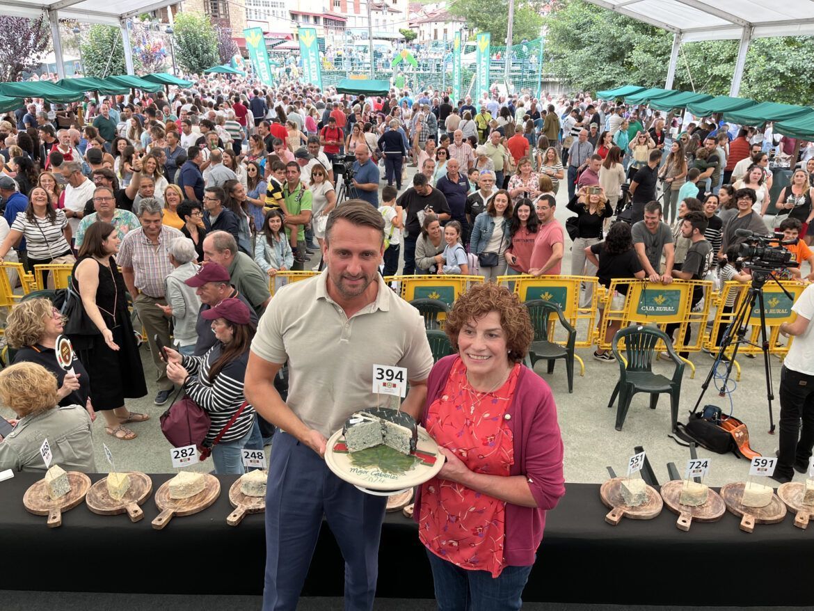 Nuevo Récord Guinness: El mejor Queso Cabrales del mundo, subastado por 36.000 euros - Gastronomía y Moda