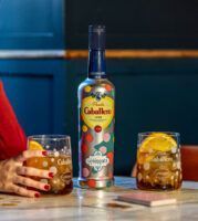 Ponche Caballero rinde homenaje a la cultura andaluza a través de la mirada de La Húngara, fusionando el arte y el flamenco con un toque contemporáneo - Gastronomía y Moda