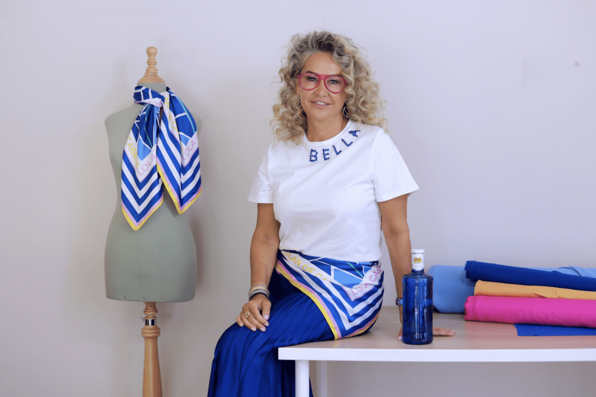 Solán de Cabras y Lola Casademunt lanzan un pañuelo navy para homenajear a Barcelona durante la America’s Cup - Gastronomía y Moda