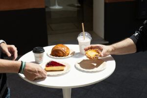 Manu Jara abre en Triana la heladería más esperada del verano sevillano con sus nuevos Manujaldres y helados artesanales - Gastronomía y Moda