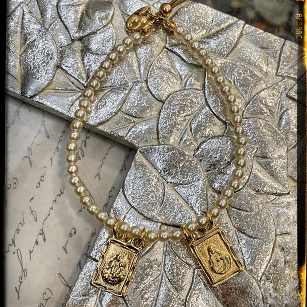 Pulsera escapulario, toda de perlitas y ajustable - Gastronomía y Moda